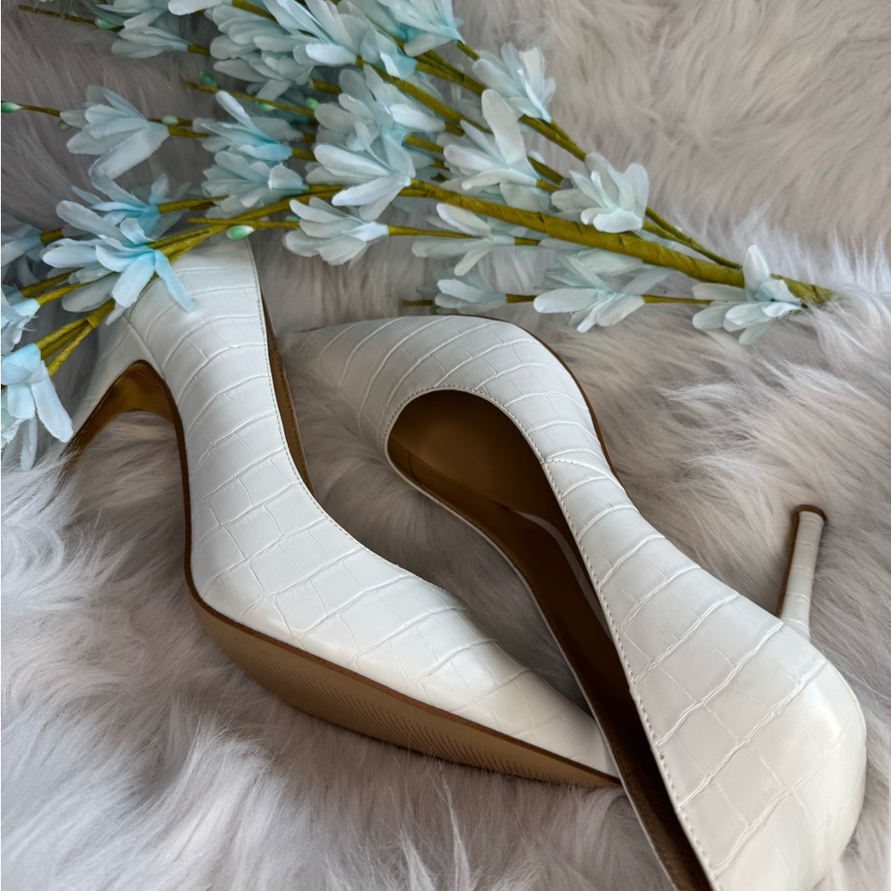 Jennifer Lopez Elegant White Embossed Heels - Picture 5 of 5